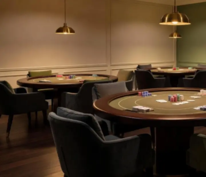 Salon de cartes élégant avec tables de poker et fauteuils confortables